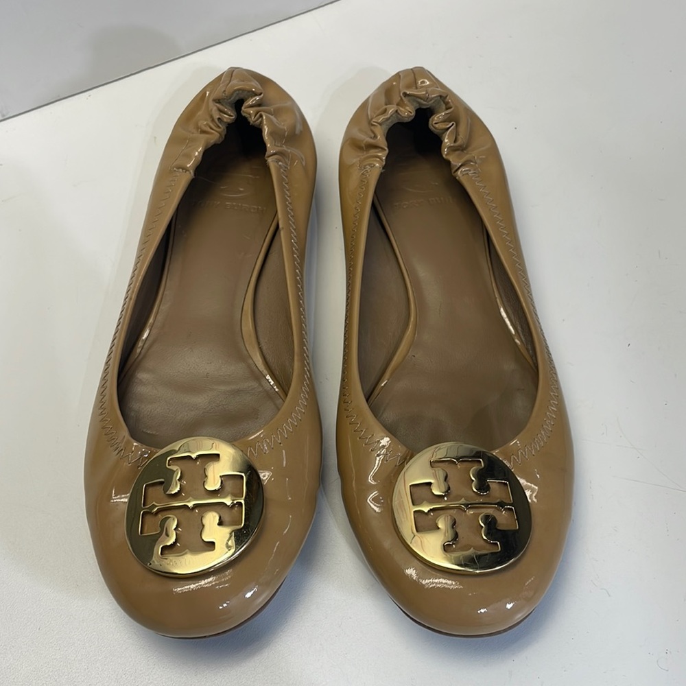 Tory Burch, Minnie  travel camel patent leather with gold logo
